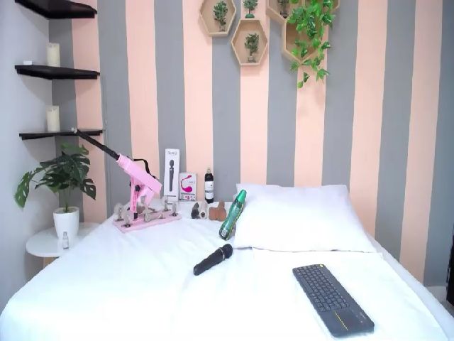 Live sex webcam photo for Aleja_10 #264465657