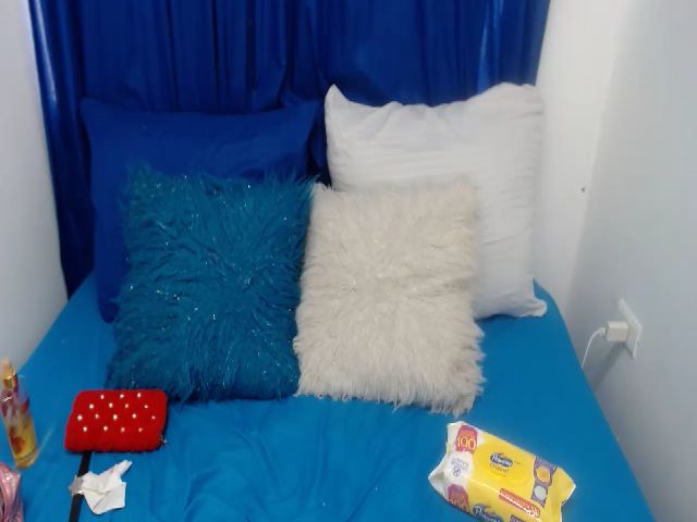 Live sex webcam photo for Honey21_ #254237424