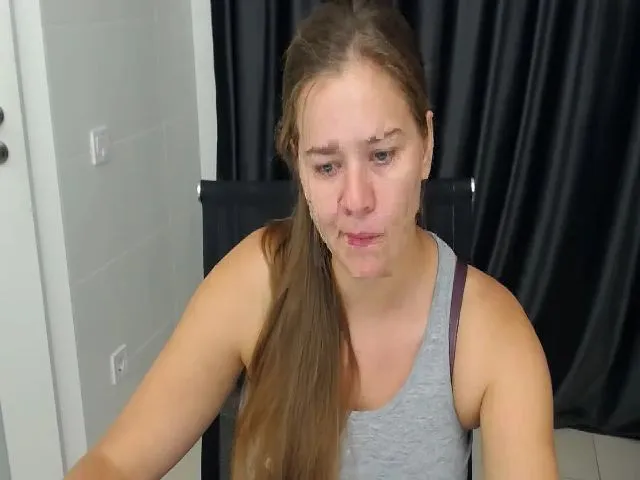 Live sex webcam photo for KellyKleine #263685260