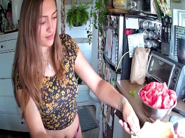 Live sex webcam photo for Sexylexi211 #256424540