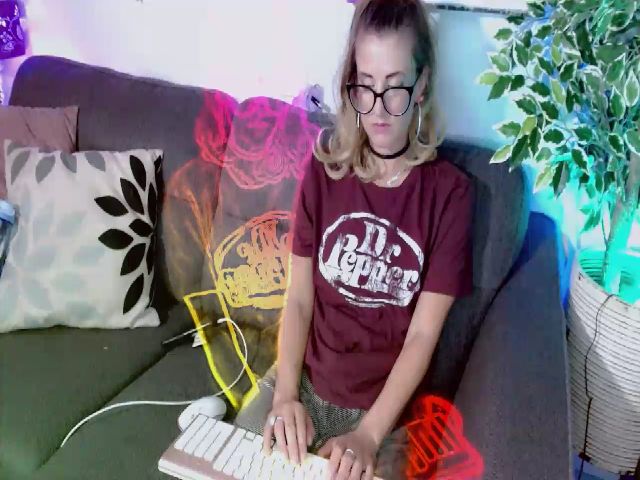 Live sex webcam photo for LilSadie #259203228