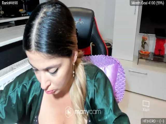 Live sex webcam photo for Littlegirl25 #258371777
