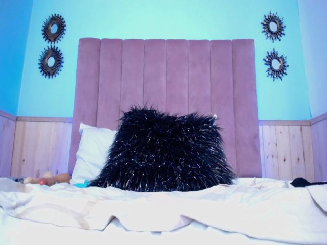 Live sex webcam photo for MeganJobs20 #261739499