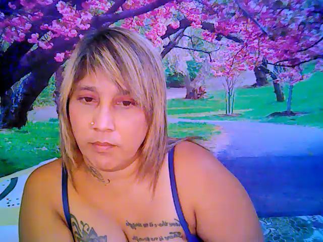 Live sex webcam photo for Roxyfoxy69 #255413643