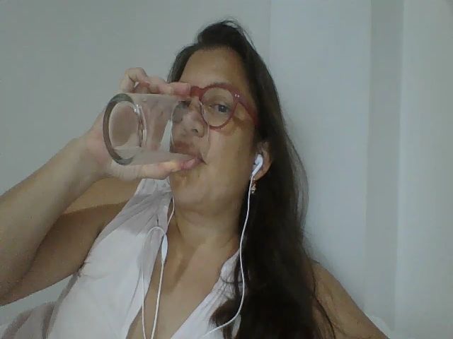 Live sex webcam photo for SweetLola01 #261078891