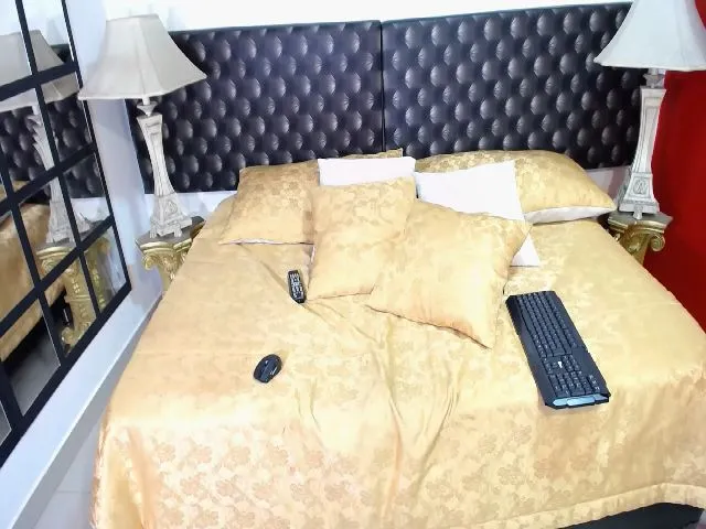 Live sex webcam photo for SharaEbony1 #254511197