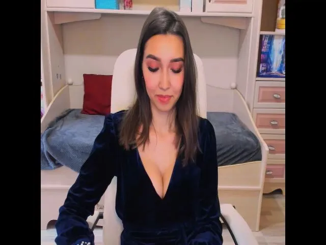 Live sex webcam photo for LuckyHoneyyy #261085123