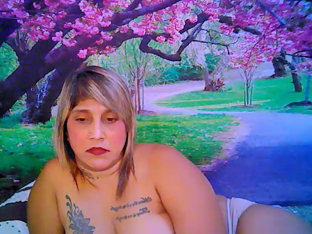 Live sex webcam photo for Roxyfoxy69 #262209928