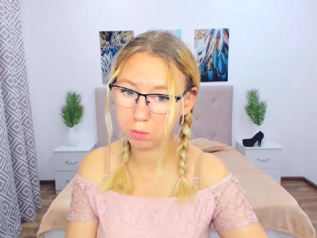 Live sex webcam photo for LizaSwan #262585200