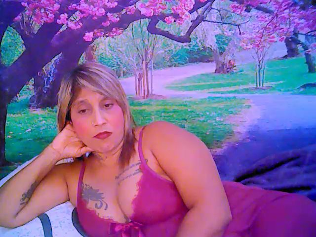 Live sex webcam photo for Roxyfoxy69 #252889412