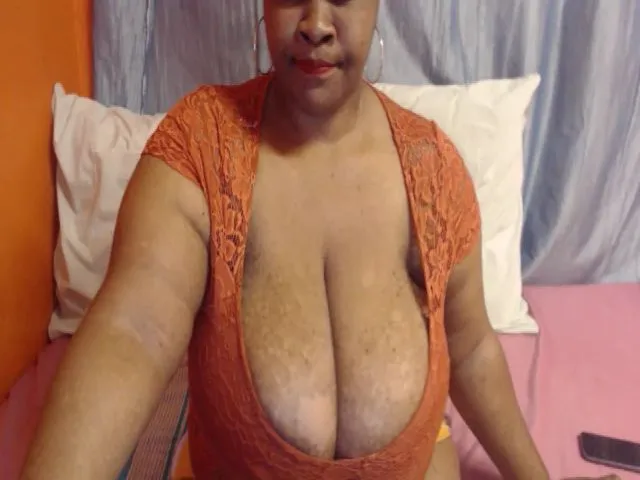 Live sex webcam photo for Sweetnozie #255586584