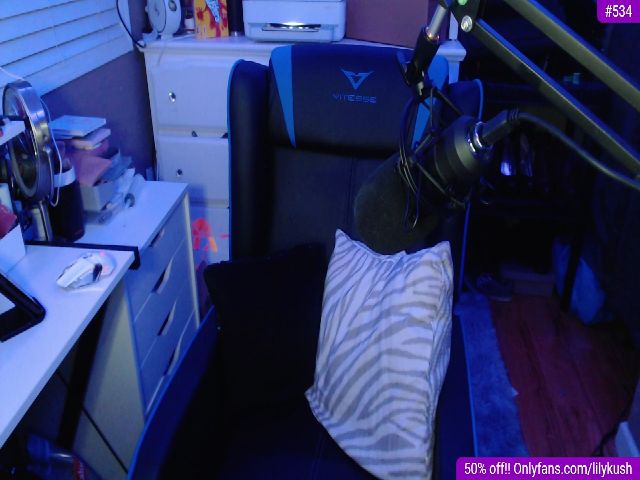Live sex webcam photo for LilyKush #262509315