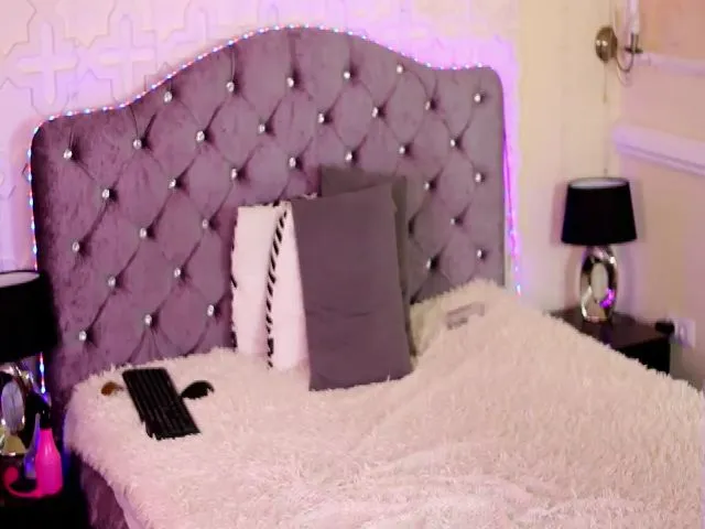 Live sex webcam photo for SashaBrie #254779919