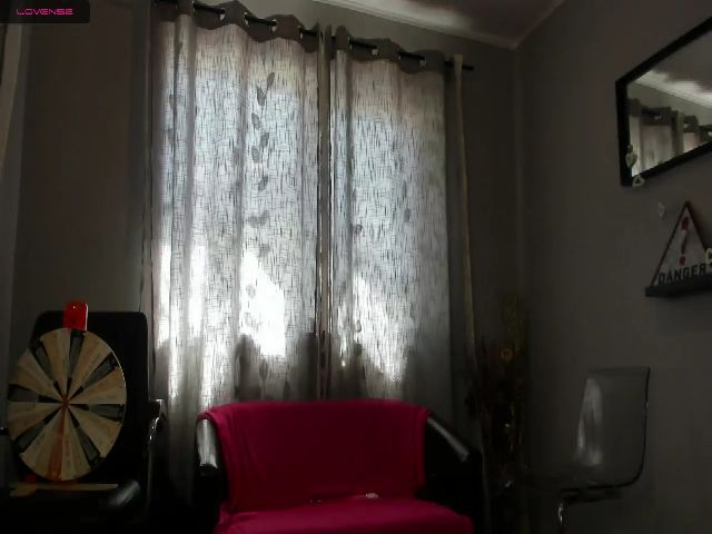 Live sex webcam photo for Emeli_Squirt #254088207