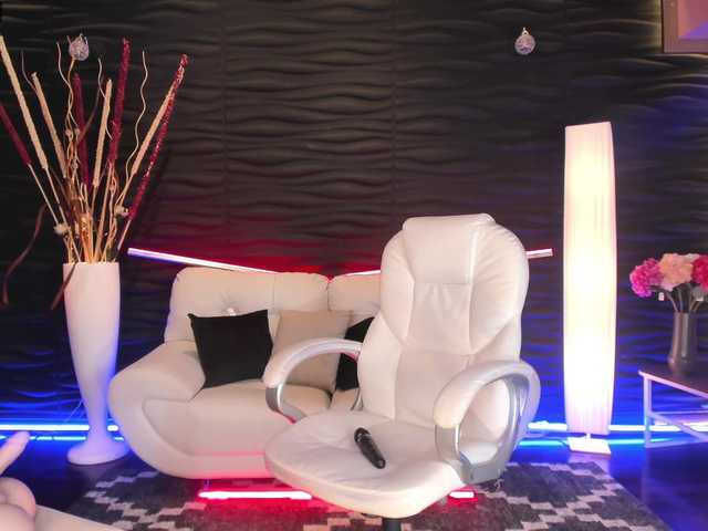 Live sex webcam photo for KylieeCooper #241413430