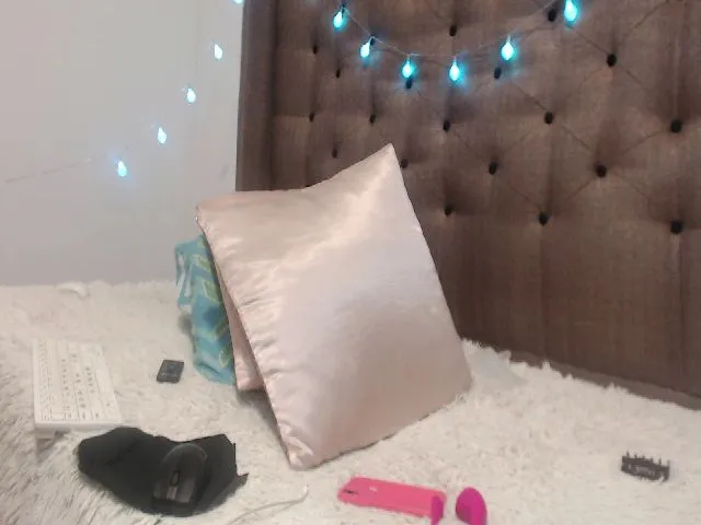 Live sex webcam photo for GreenBlondie #260306093