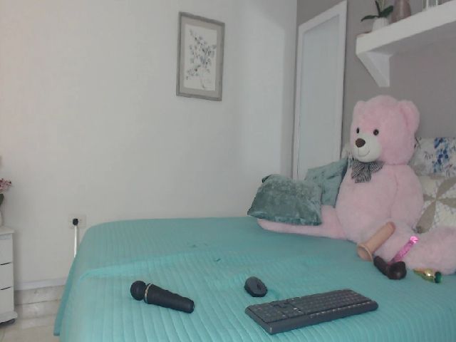 Live sex webcam photo for AliceFox0 #261445059