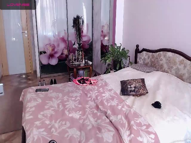 Live sex webcam photo for JuliannaLux #252988066