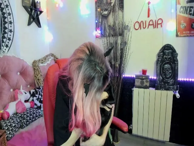 Live sex webcam photo for Lolapurple1 #252873383