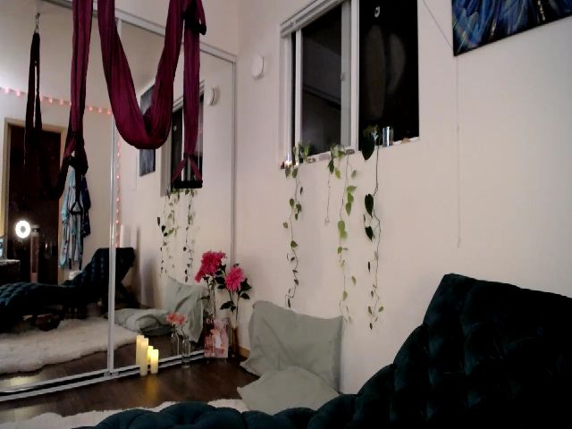 Live sex webcam photo for GoldieFawn #261997876