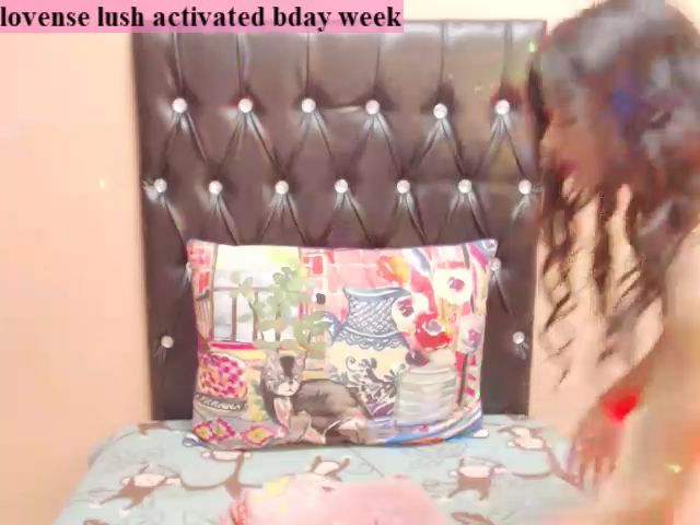 Live sex webcam photo for PARADISEQEEN #254298118