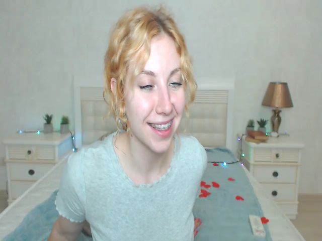 Live sex webcam photo for MollyDiamond1 #254262553