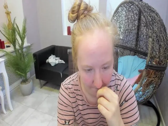 Live sex webcam photo for StunningKelly #255560937