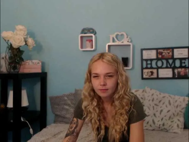 Live sex webcam photo for AnnaHappy18 #249749760