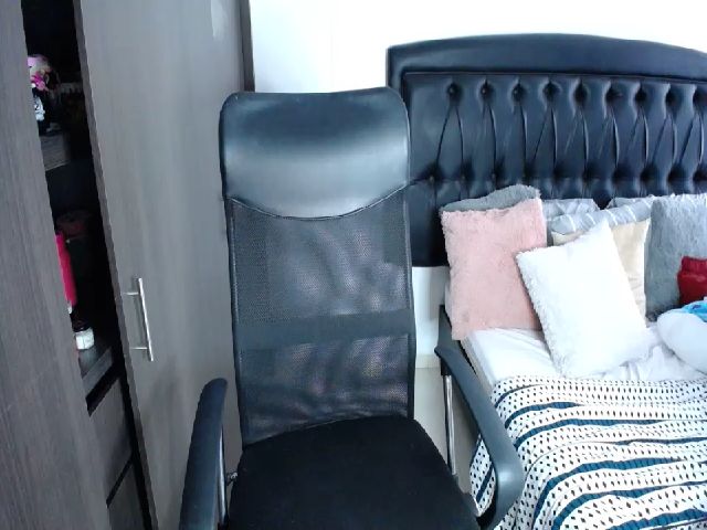 Live sex webcam photo for Valen_giraldo #262232419