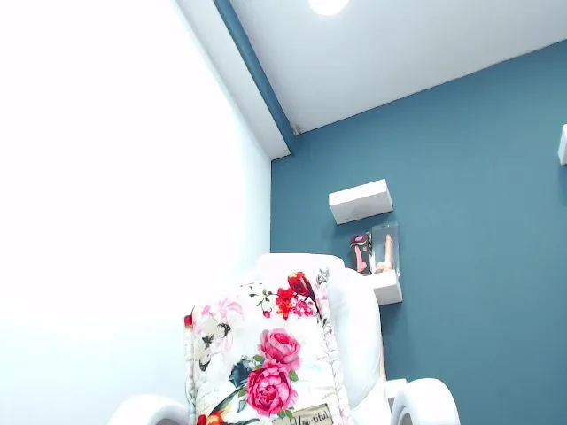 Live sex webcam photo for HANNAH_19 #253321999