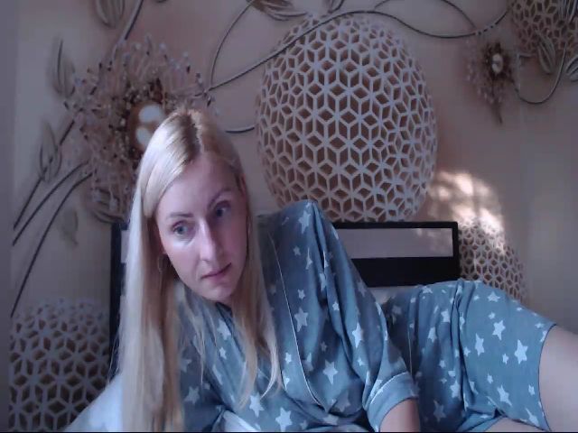 Live sex webcam photo for MeltingJulia #260035596