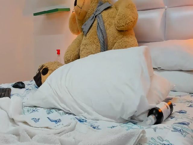 Live sex webcam photo for Miss_kim18 #252336289