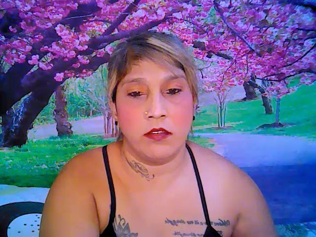 Live sex webcam photo for Roxyfoxy69 #260095865