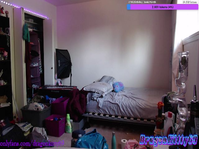 Live sex webcam photo for DragonKitty69 #252684569