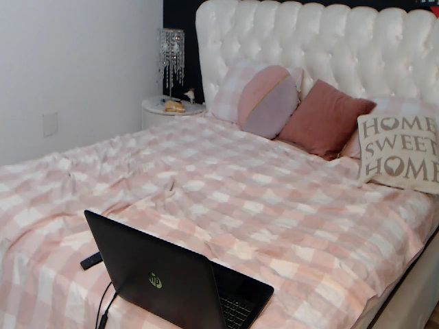 Live sex webcam photo for BlondeeFairy #252903286