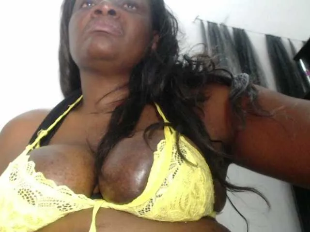 Live sex webcam photo for BigBustyBlack #241344401