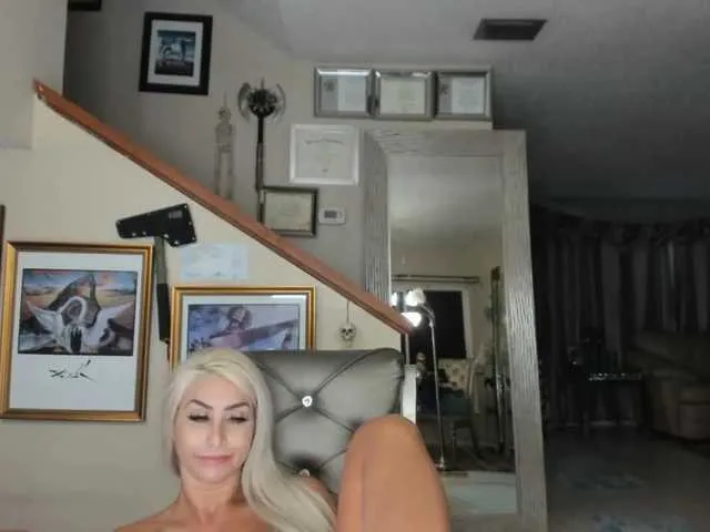 Live sex webcam photo for adrianna_fox #287953024