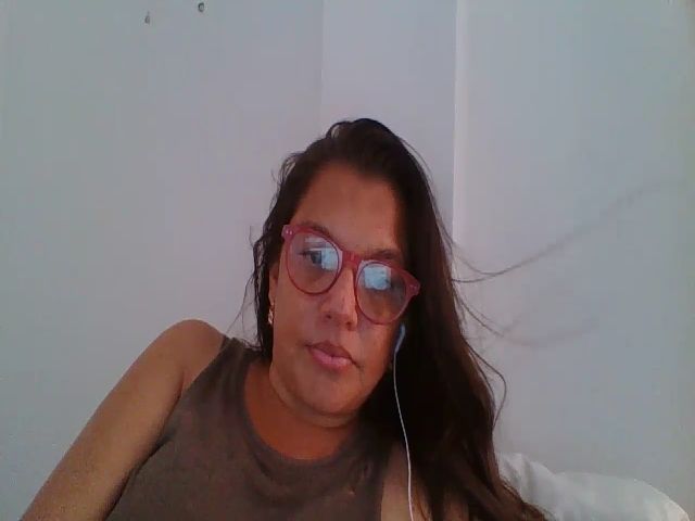 Live sex webcam photo for SweetLola01 #252902908