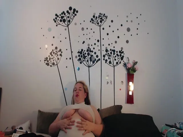 Live sex webcam photo for voluptuousDDD #252901360