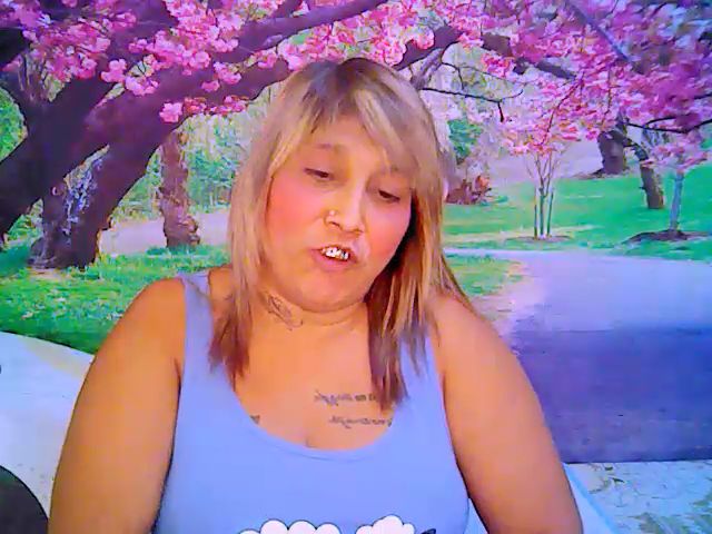 Live sex webcam photo for Roxyfoxy69 #254201955