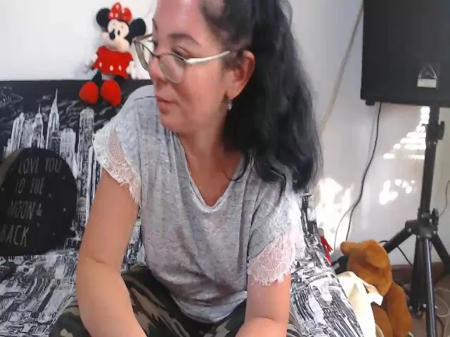 Live sex webcam photo for MissKennya #258674956