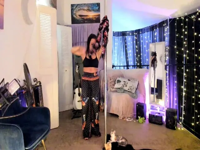 Live sex webcam photo for PetiteJewel #252475893