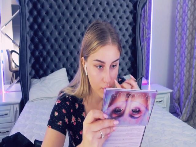 Live sex webcam photo for SantaGirll #254723459