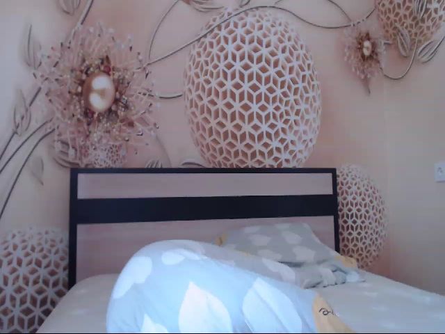 Live sex webcam photo for MeltingJulia #260588137