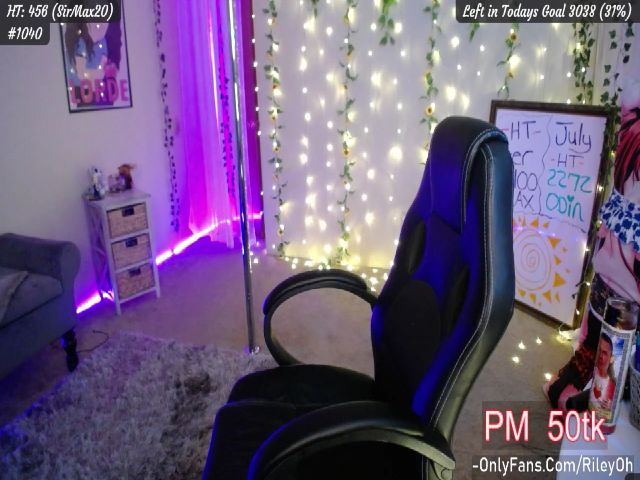 Live sex webcam photo for RileyOh #252410796