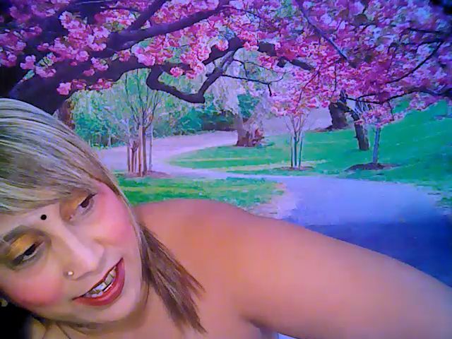 Live sex webcam photo for Roxyfoxy69 #263827183