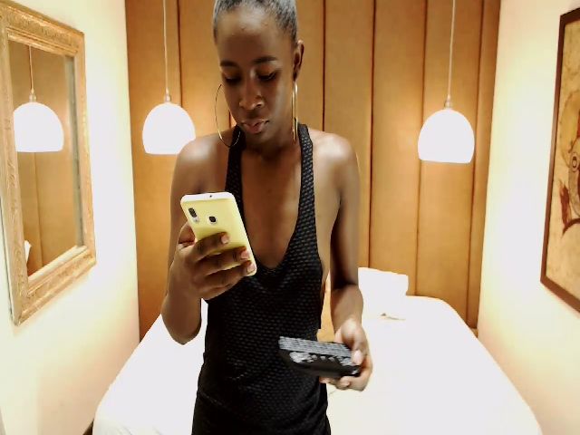 Live sex webcam photo for Polyhadid #253467696