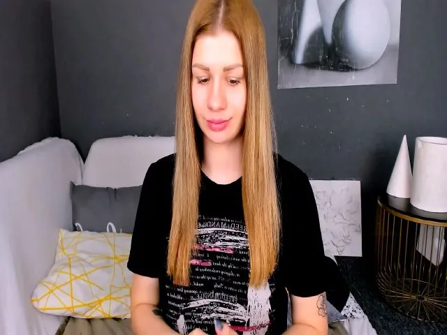 Live sex webcam photo for JuicyHelenX #259019575