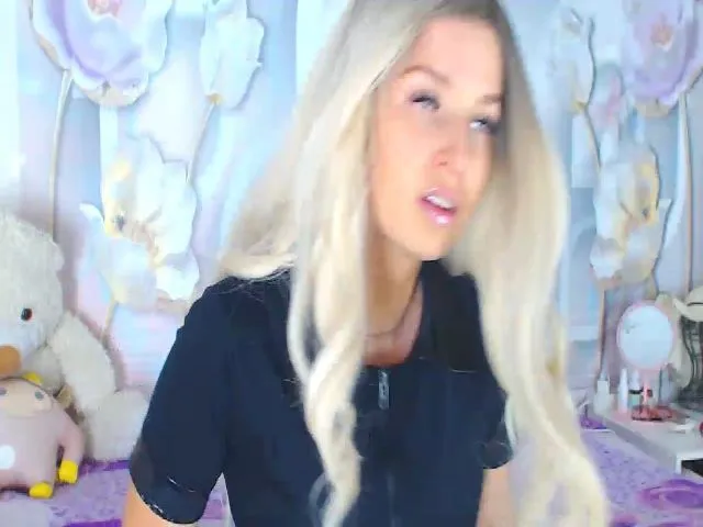 Live sex webcam photo for MoonCandyGirl #260576553