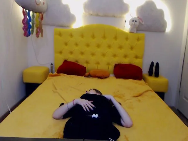 Live sex webcam photo for LindaJason #255854303